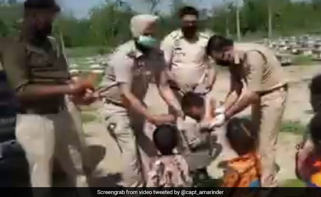 നിർധനർക്ക് ഭക്ഷ്യവസ്തുക്കൾ വിതരണം ചെയ്ത് പഞ്ചാബ് പൊലീസ്; അഭിനന്ദിച്ച് മുഖ്യമന്ത്രി